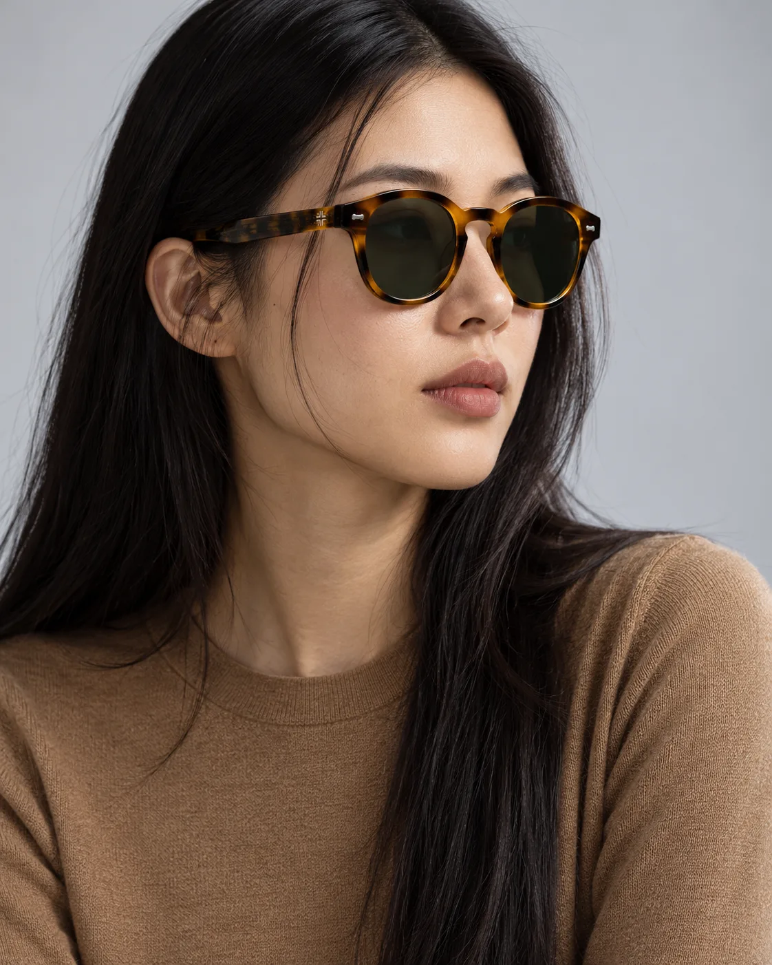 Model memakai Lauzeyn LZ013 tortoise lensa hijau